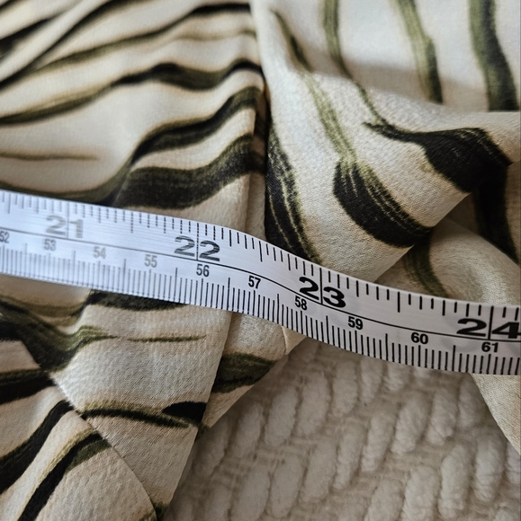 Vince Camuto 1x green and ivory open collar blouse - Picture 6 of 16